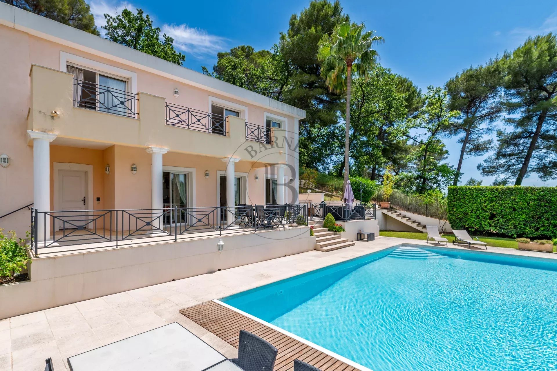 MOUGINS - VILLA AVEC VUE DANS DOMAINE SECURISE