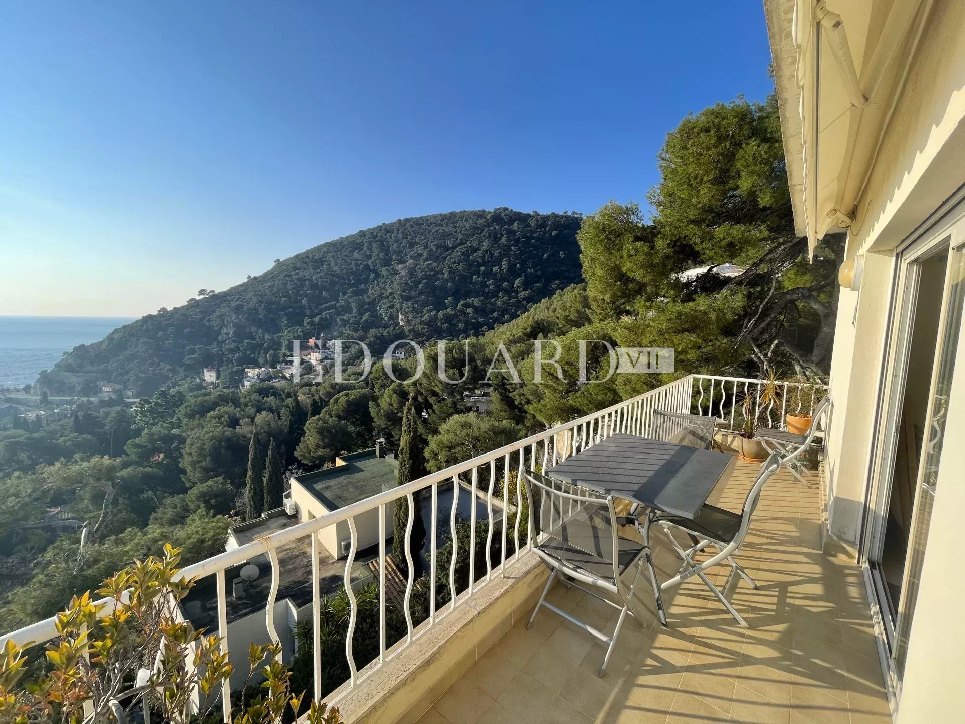 En exclusivité superbe trois pièces de 81 m² avec magnifique vue mer panoramique et parking