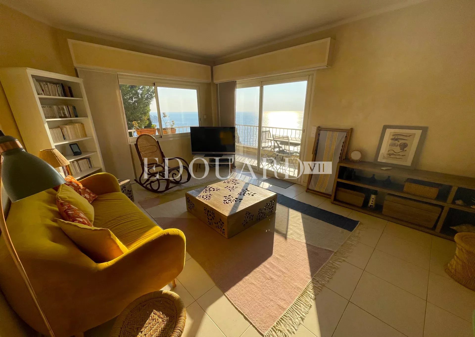 En exclusivité superbe trois pièces de 81 m² avec magnifique vue mer panoramique et parking