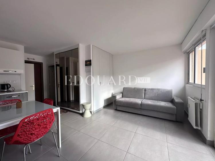 En exclusivité charmant studio finement rénové avec  balcon, vue mer latérale et possibilité garage