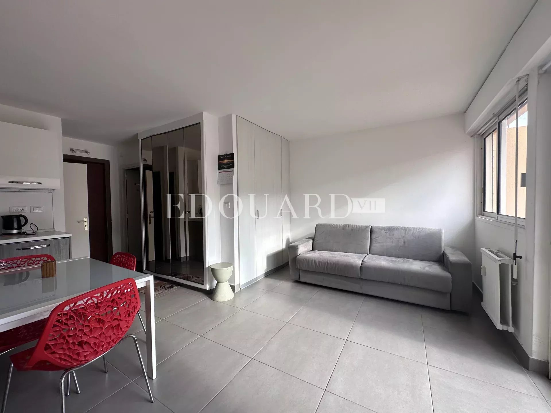 En exclusivité charmant studio finement rénové avec  balcon, vue mer latérale et possibilité garage