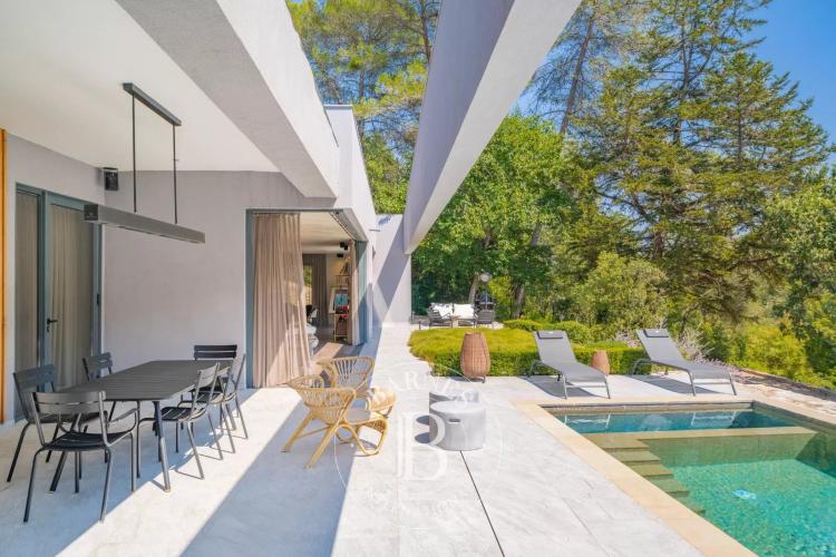 Valbonne, au pied du village, villa d'exception, piscine