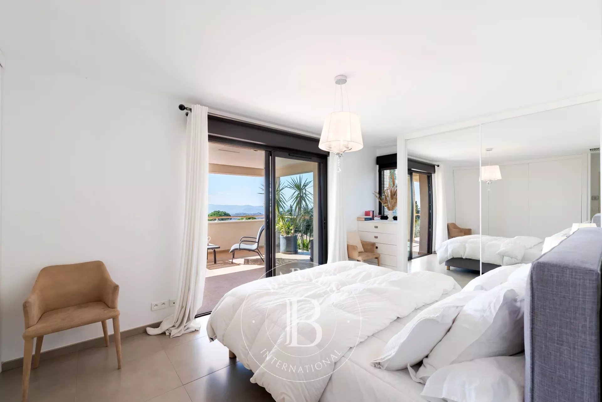 Châteauneuf-Grasse - Propriété contemporaine vue mer