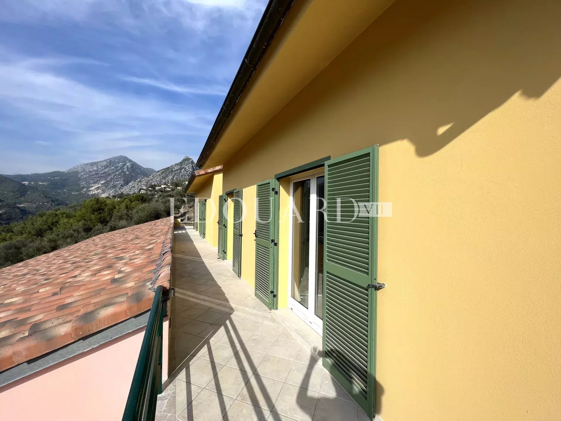 Villa en cours de rénovation avec vaste terrain, spacieuse terrasse, double garage et parking. Exclusivité