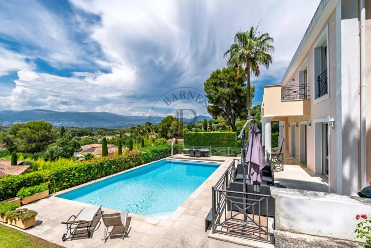 MOUGINS - VILLA AVEC VUE DANS DOMAINE SECURISE