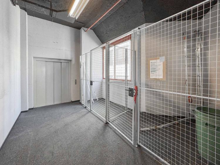 Atelier lumineux de 365 m² à Meyrin