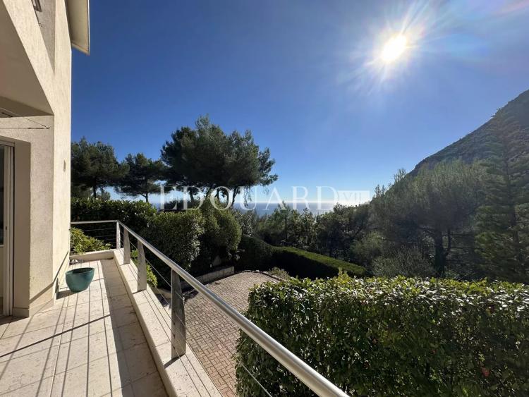 Superbe villa moderne avec belle vue mer et collines, à 10 minutes en voiture de la Principauté de Monaco