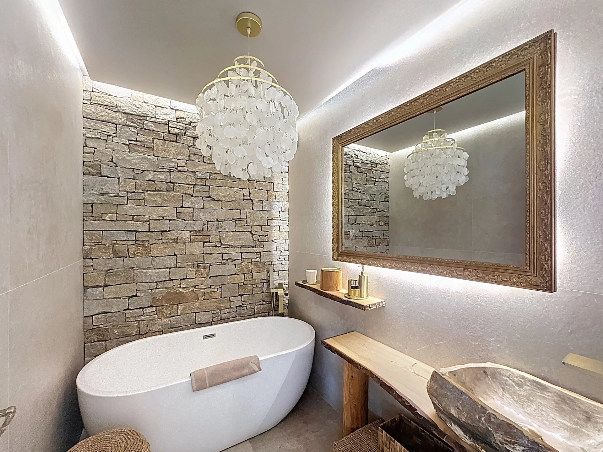 SAINT-TROPEZ — PIEDS DANS L’EAU VUE MER 3 CHAMBRES