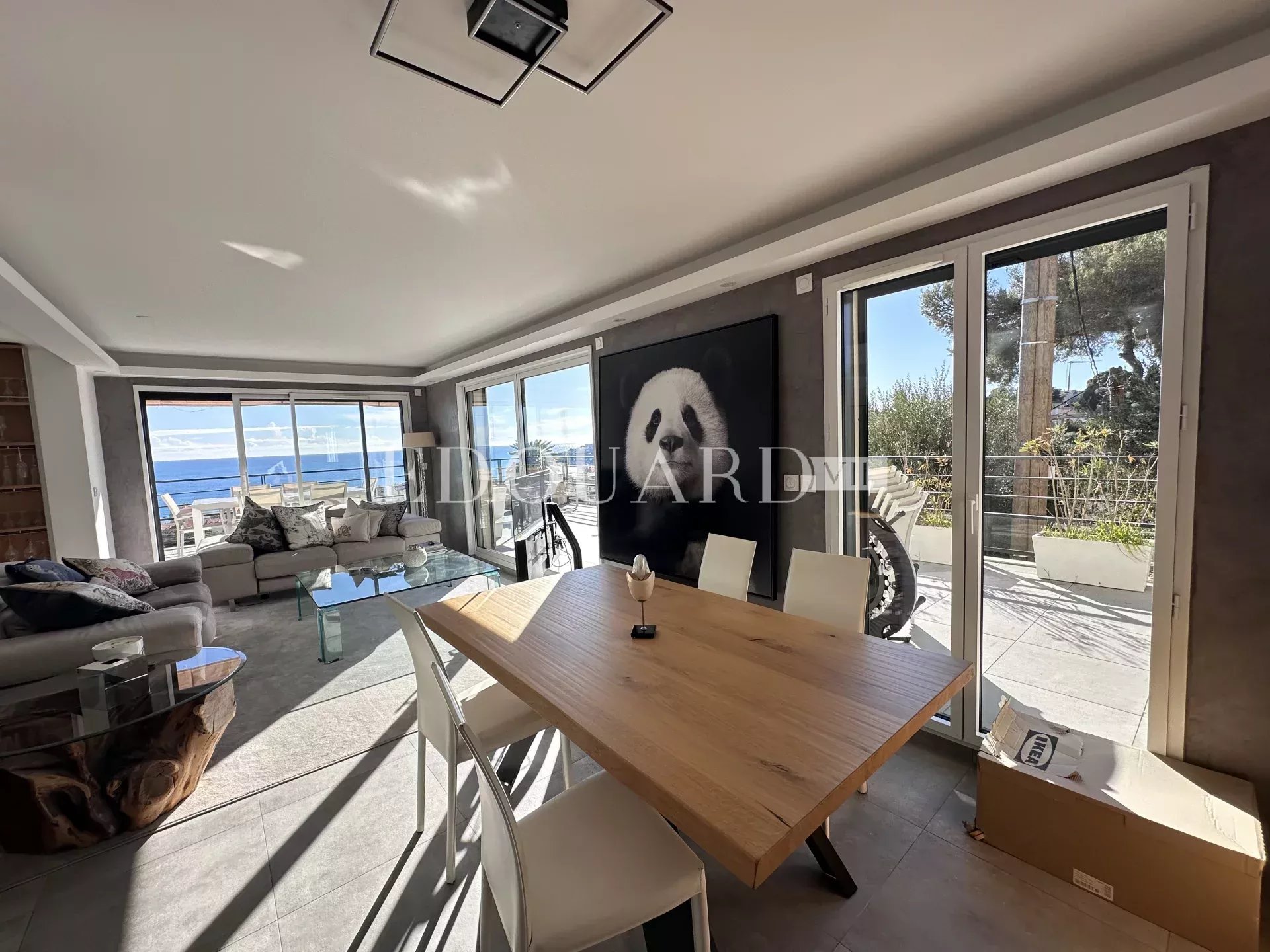Superbe trois pièces en dernier étage avec spectaculaire terrasse et magnifique vue mer panoramique