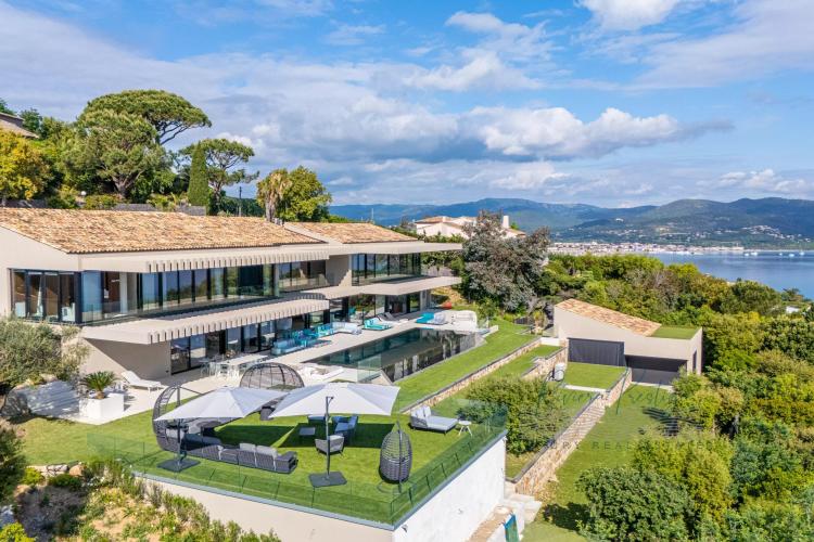 Villa contemporaine avec vue panoramique sur le Golfe de Saint-Tropez – Gassin