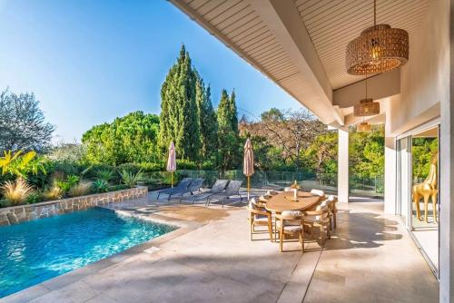 MOUGINS – VILLA RÉNOVÉE AU CALME AVEC VUE PANORAMIQUE – À PIED DES COMMERCES