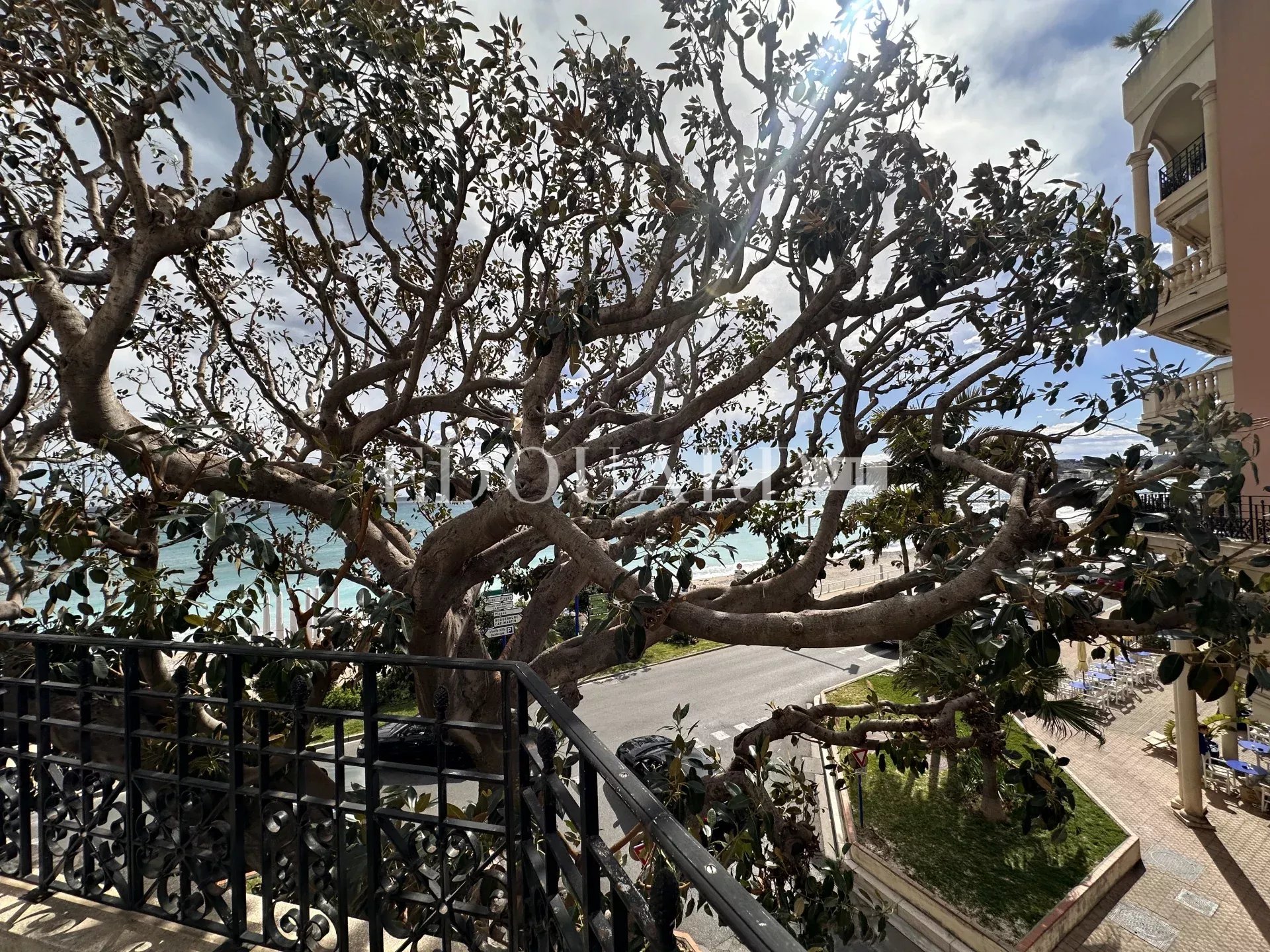 Dans résidence de luxe, deux pièces avec grande terrasse,  belle vue mer,  cave et parking en sous-sol