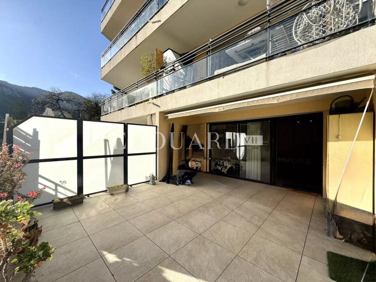 Sur la commune de Gorbio, deux pièces avec grande terrasse  dans immeuble moderne avec piscine