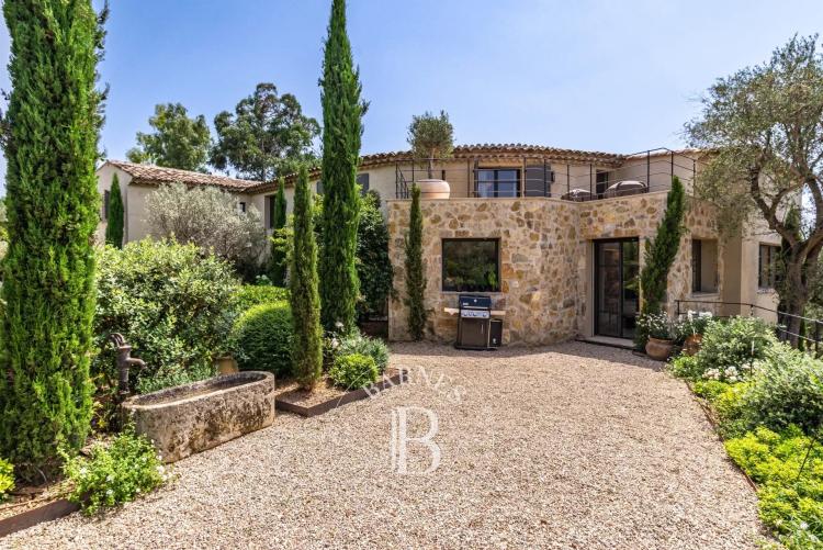 PROCHE MOUGINS – PROPRIÉTÉ D’EXCEPTION – VUE MER
