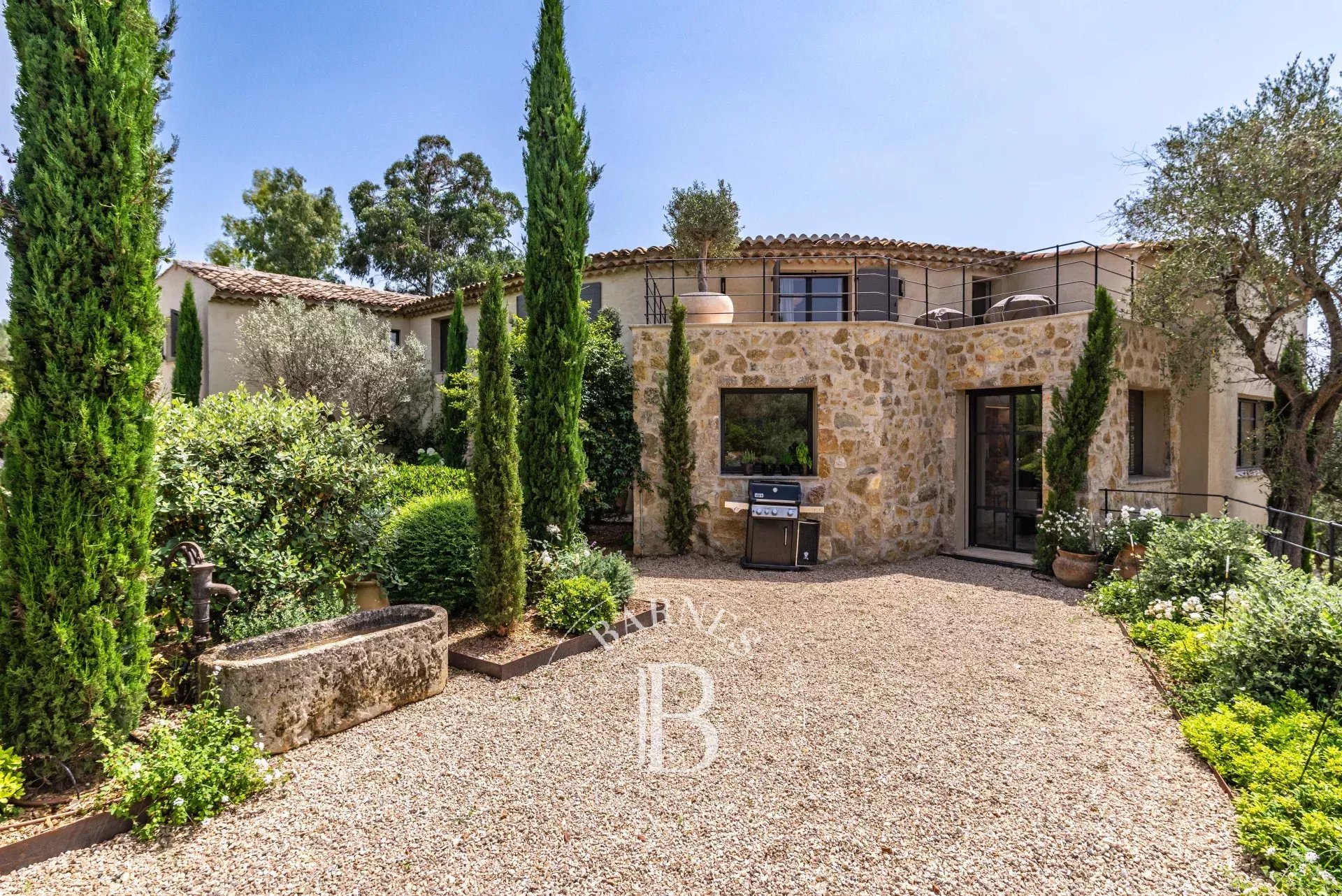 PROCHE MOUGINS – PROPRIÉTÉ D’EXCEPTION – VUE MER