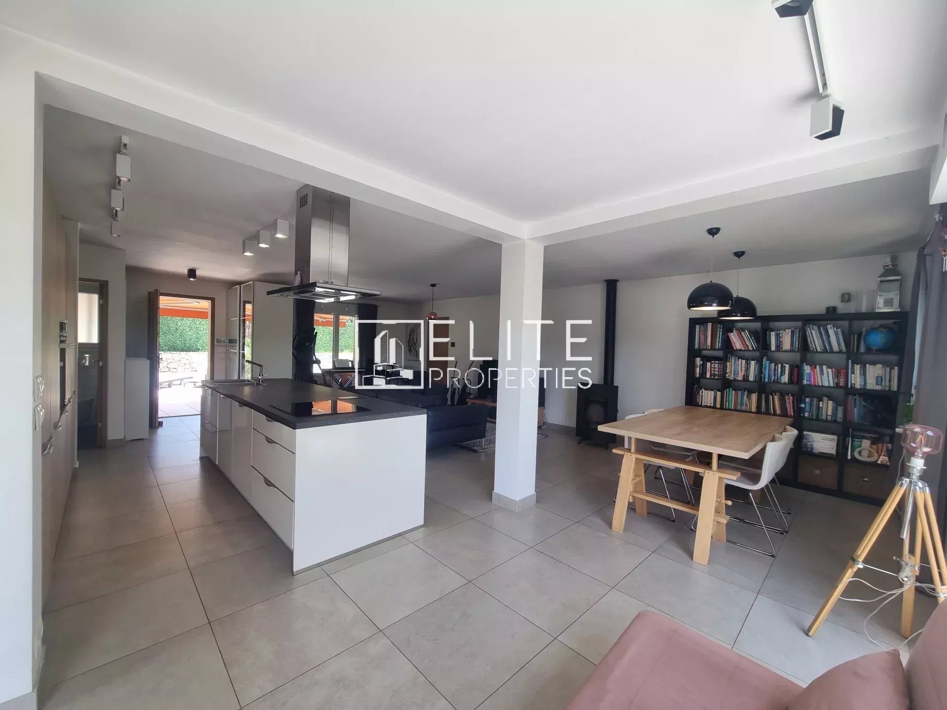 À VENDRE – Maison 5 pièces de plain-pied avec piscine – secteur calme et recherché