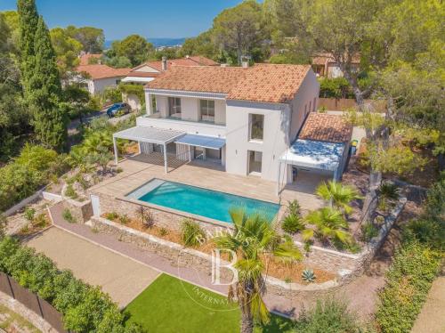 SAINT-RAPHAËL - VILLA NEUVE AVEC VUE DÉGAGÉE JUSQU'A LA MER