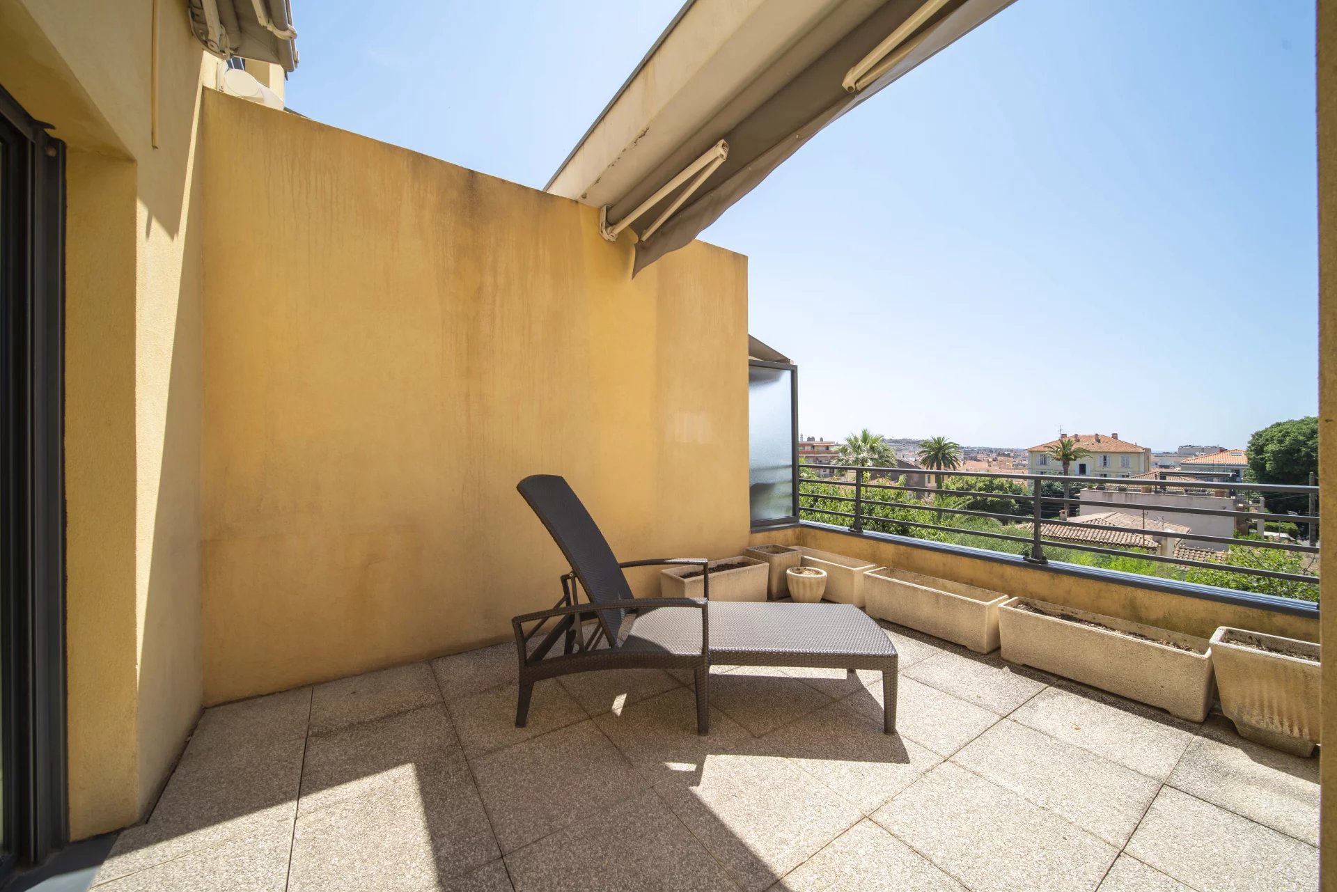CANNES CENTRE – LIMITROPHE BANANE • SUPERBE DUPLEX 121 M²  TERRASSE APERCU MER 2 PARKINGS