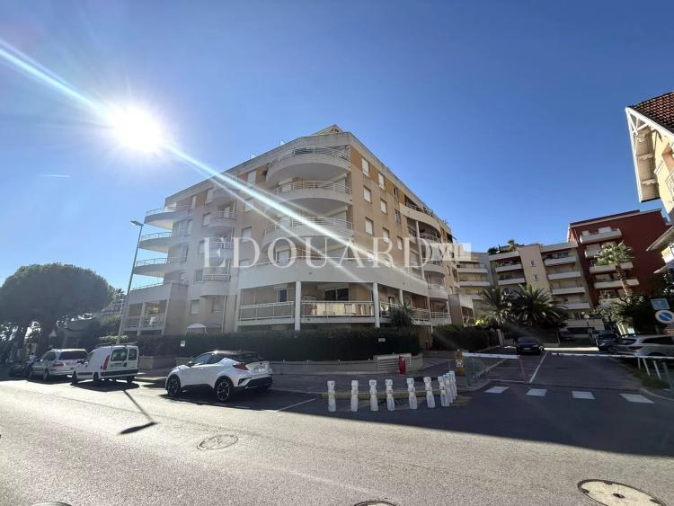 En exclusivité trois pièces à vendre avec terrasse, belle vue dégagée et garage