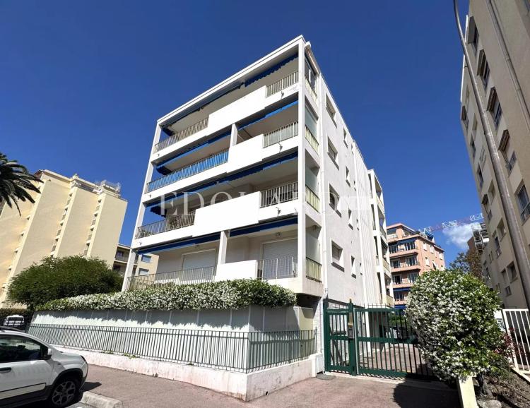 Trois pièces finement rénové avec balcon et agréable échappée mer, face à la renommée plage du Solenzara