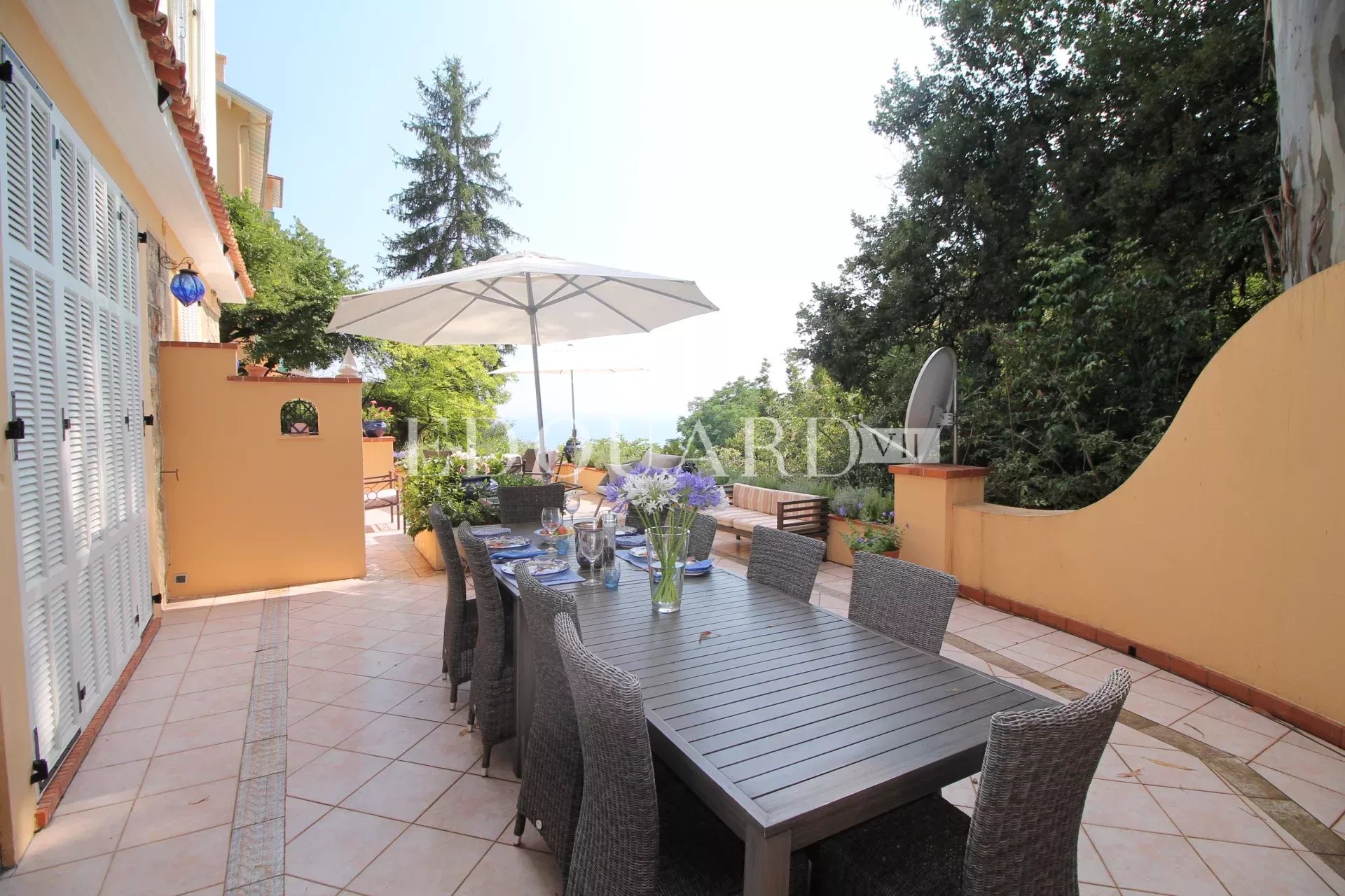 En exclusivité villa en très bon état avec double garage, grande terrasse, agréable jardin et belle vue mer
