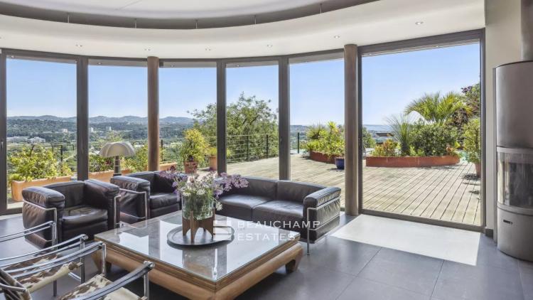 Rare villa d’architecte 5 chambres vue mer quartier du Capitou à Mandelieu