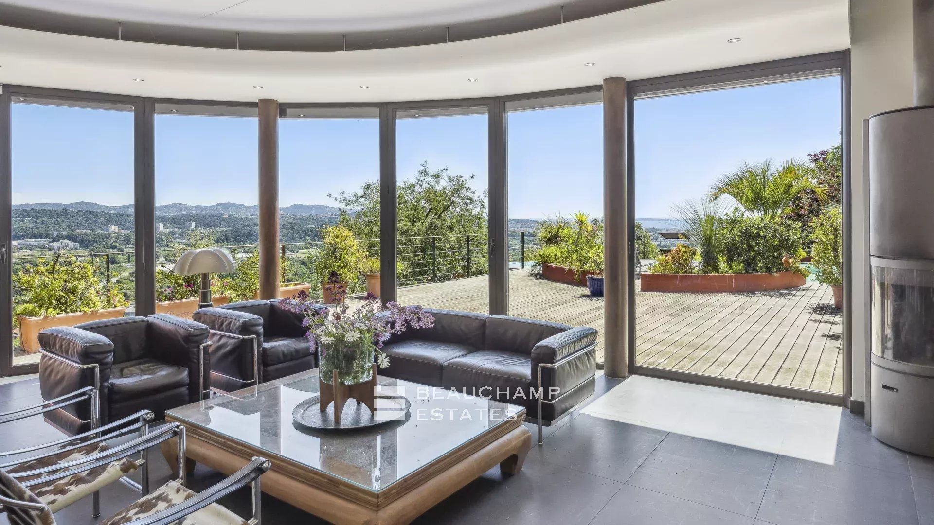 Rare villa d’architecte 5 chambres vue mer quartier du Capitou à Mandelieu