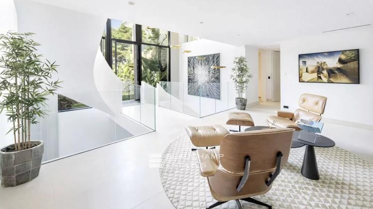 Villa contemporaine ultra luxueuse dans le prestigieux domaine des Parcs de Saint-Tropez.