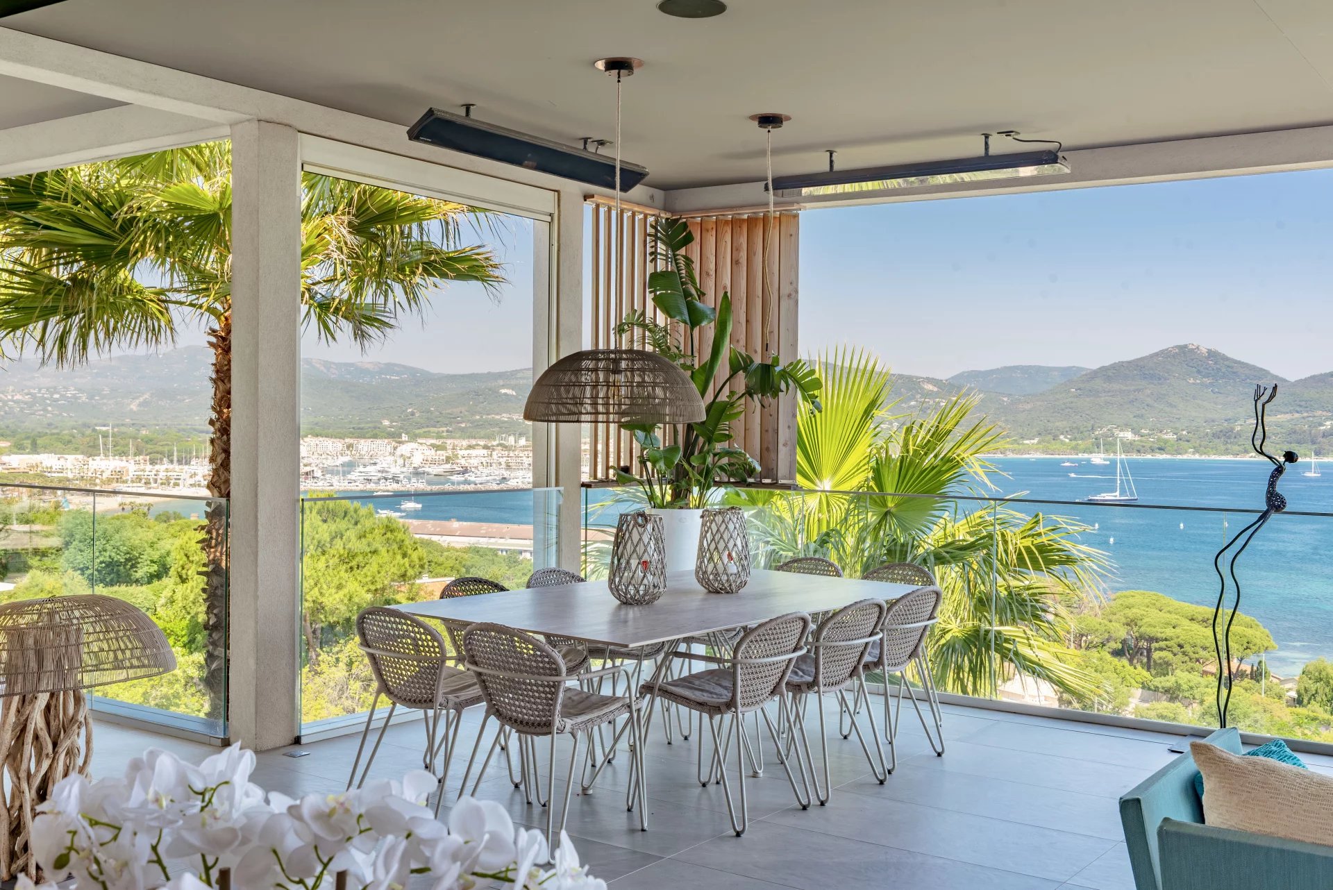 Villa contemporaine avec vue mer panoramique proche de Saint-Tropez