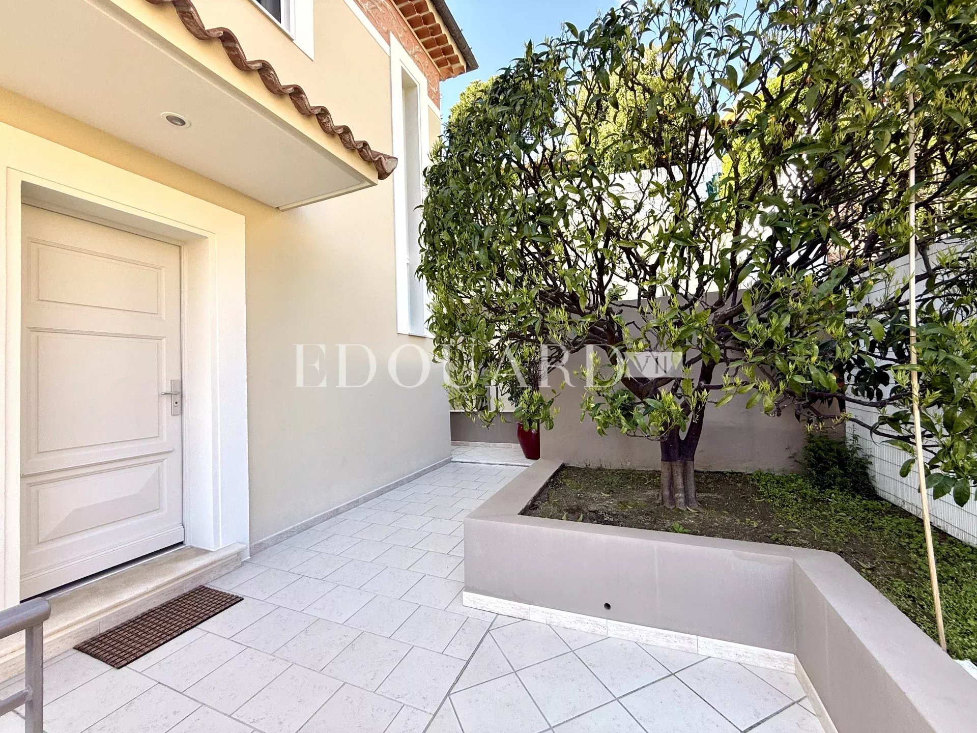 Maison d’exception à vendre avec piscine chauffée, vaste terrasse et belle vue mer panoramique