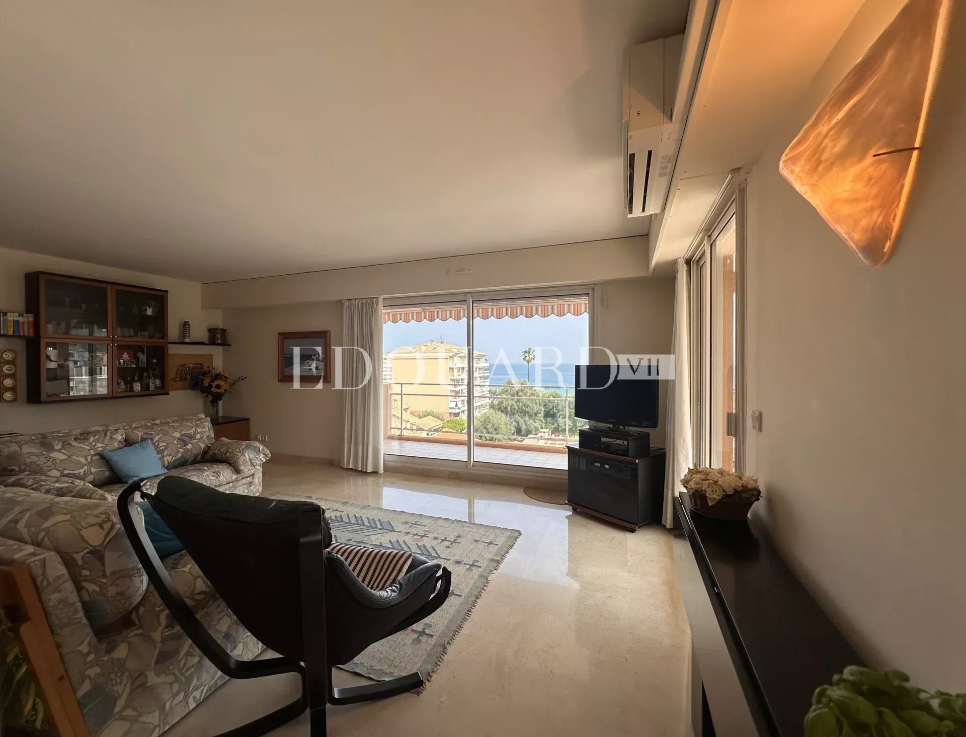 En exclusivité trois pièces avec vaste terrasse, splendide vue mer et double garage, dans immeuble de standing