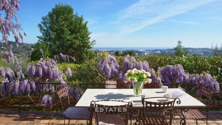Bastide en pierre 6 chambres avec vue mer panoramique dans un domaine fermé à Mougins