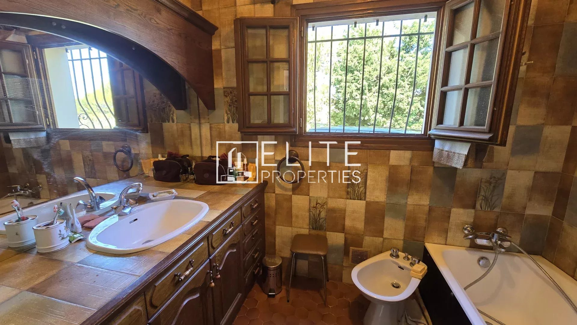 APPARTEMENT 3 PIÈCES EN BAS DE VILLA 104 m² + TERRAIN DE 1000 m² MOUANS-SARTOUX