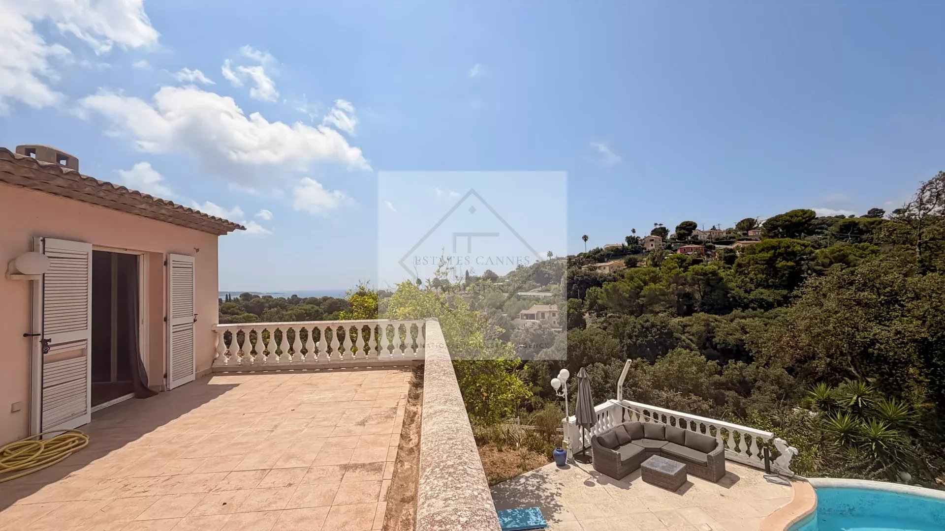 À VENDRE – VILLA DE CHARME VUE MER À ANTIBES, CALME ABSOLU