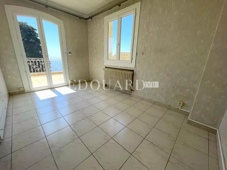 Villa à vendre avec belle vue panoramique sur la mer, grand jardin et deux parkings