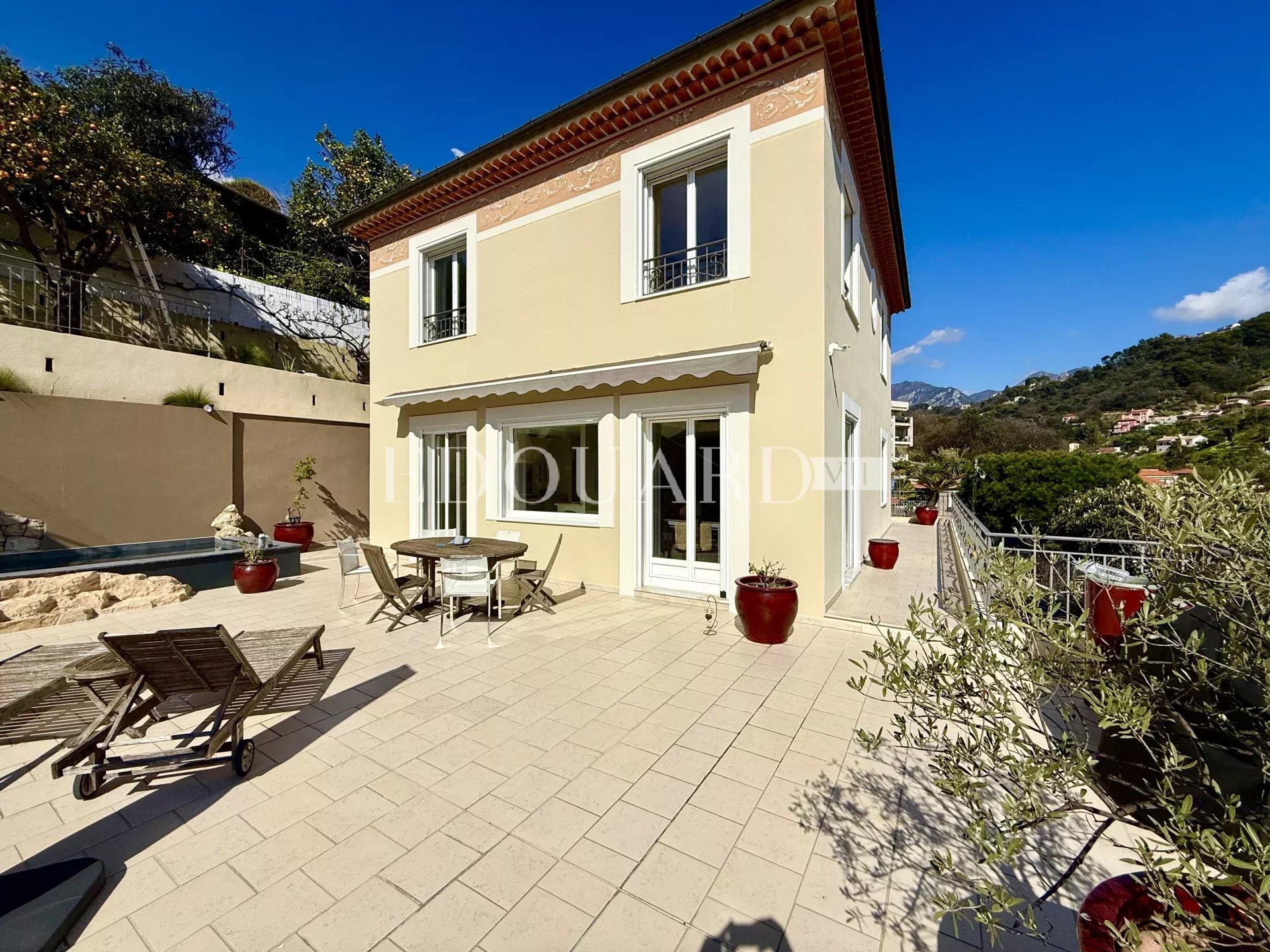 Maison d’exception à vendre avec piscine chauffée, vaste terrasse et belle vue mer panoramique
