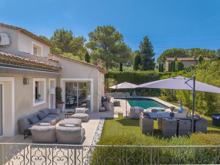 MOUGINS - VILLA DOMAINE FERME A PIED DES COMMERCES