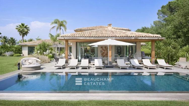Villa contemporaine dans un domaine privé, à pieds du centre ville de Saint-Tropez et de la plage