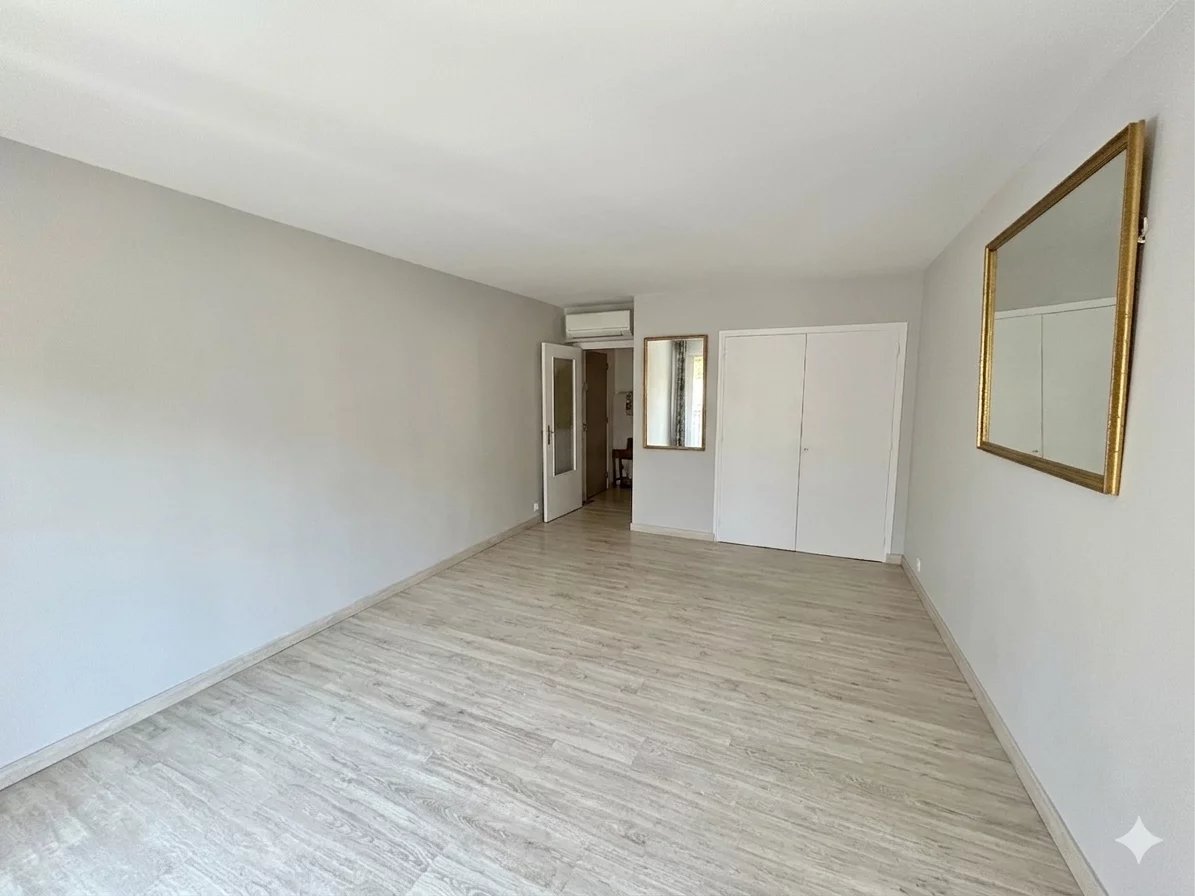CANNES CARRÉ D'OR - GRAND T1 AVEC BALCON