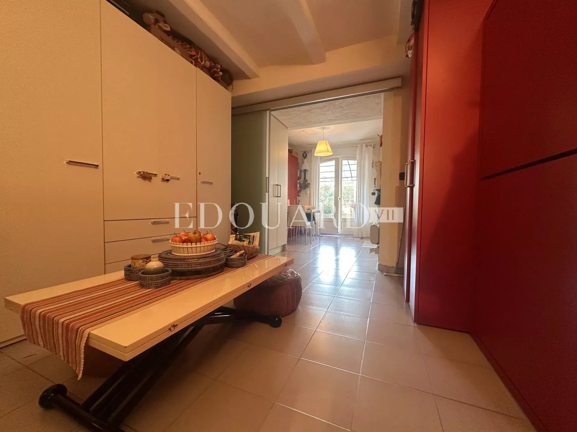 Dans le centre de Menton, à vendre spacieux studio en bon état avec grande terrasse exposée Ouest