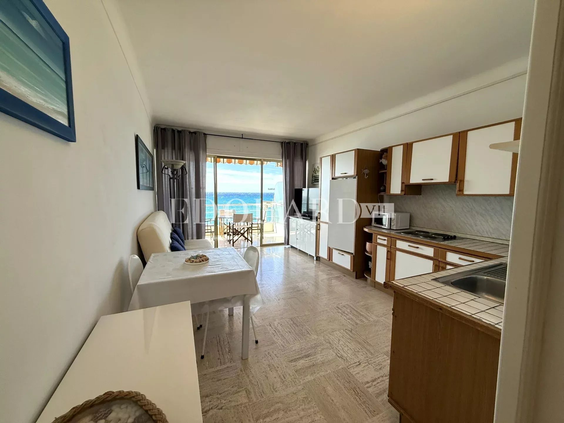 En exclusivité trois pièces face aux plages avec terrasse, splendide vue mer panoramique et garage
