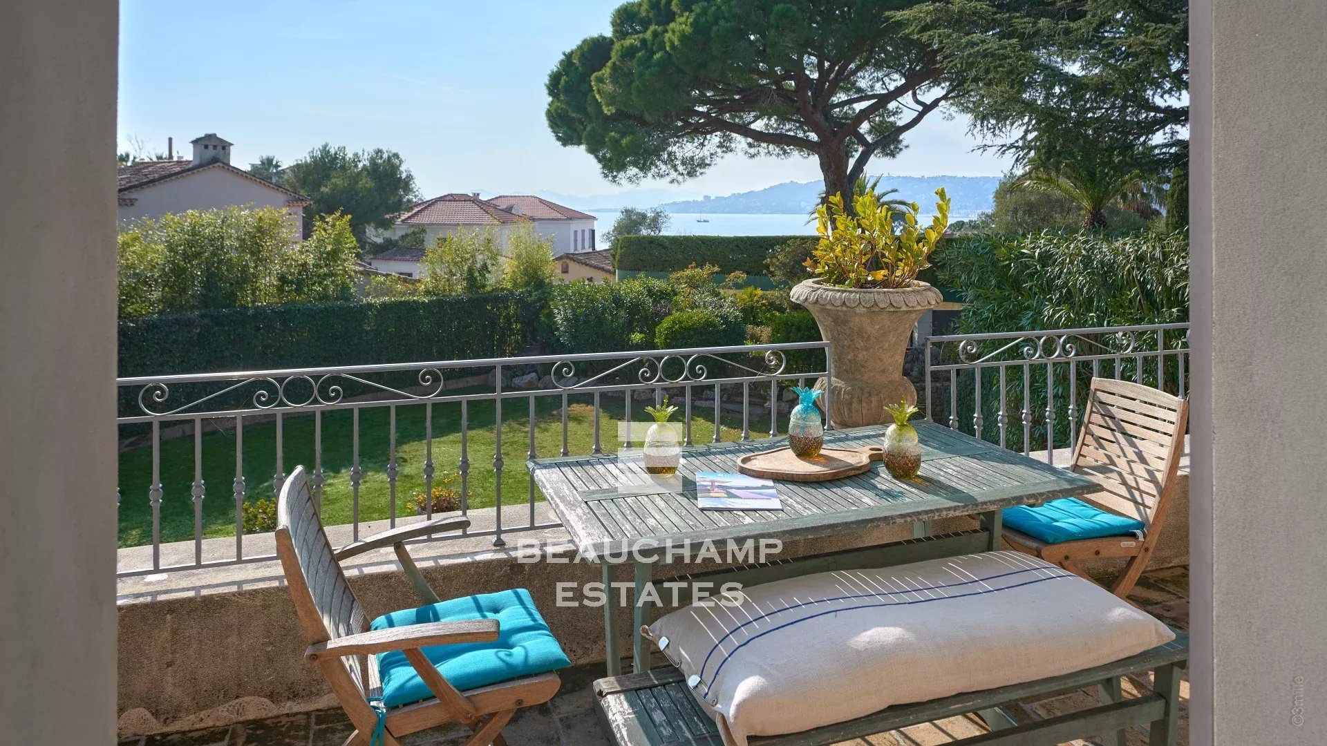 Villa avec piscine et vue mer à pied des plages et des commerces - cap d'Antibes