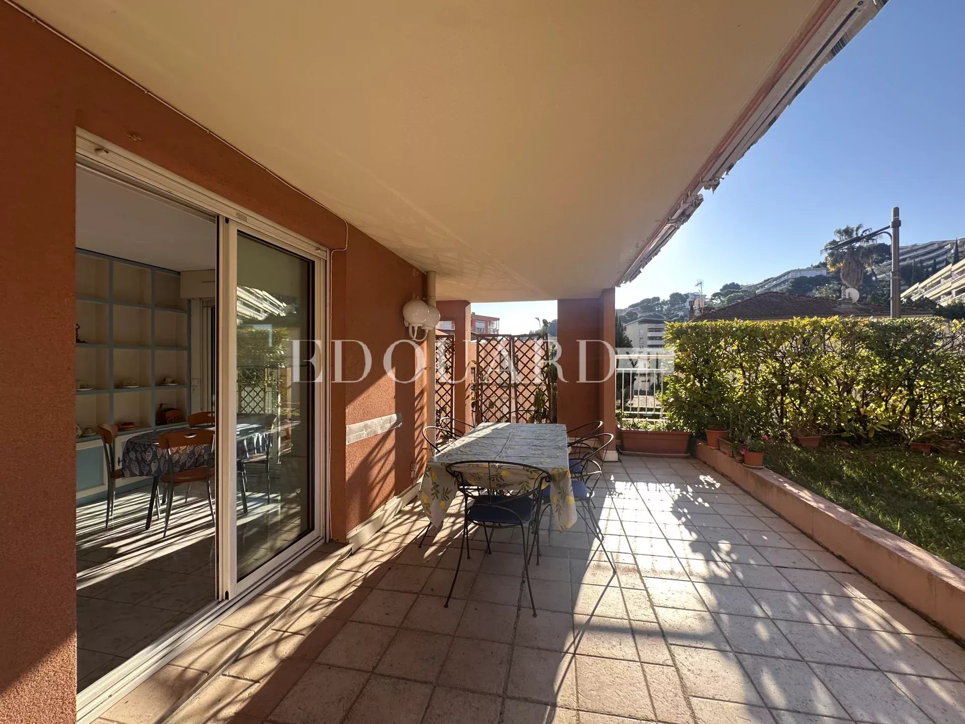 En exclusivité trois pièces traversant avec grande terrasse couverte et vaste jardin