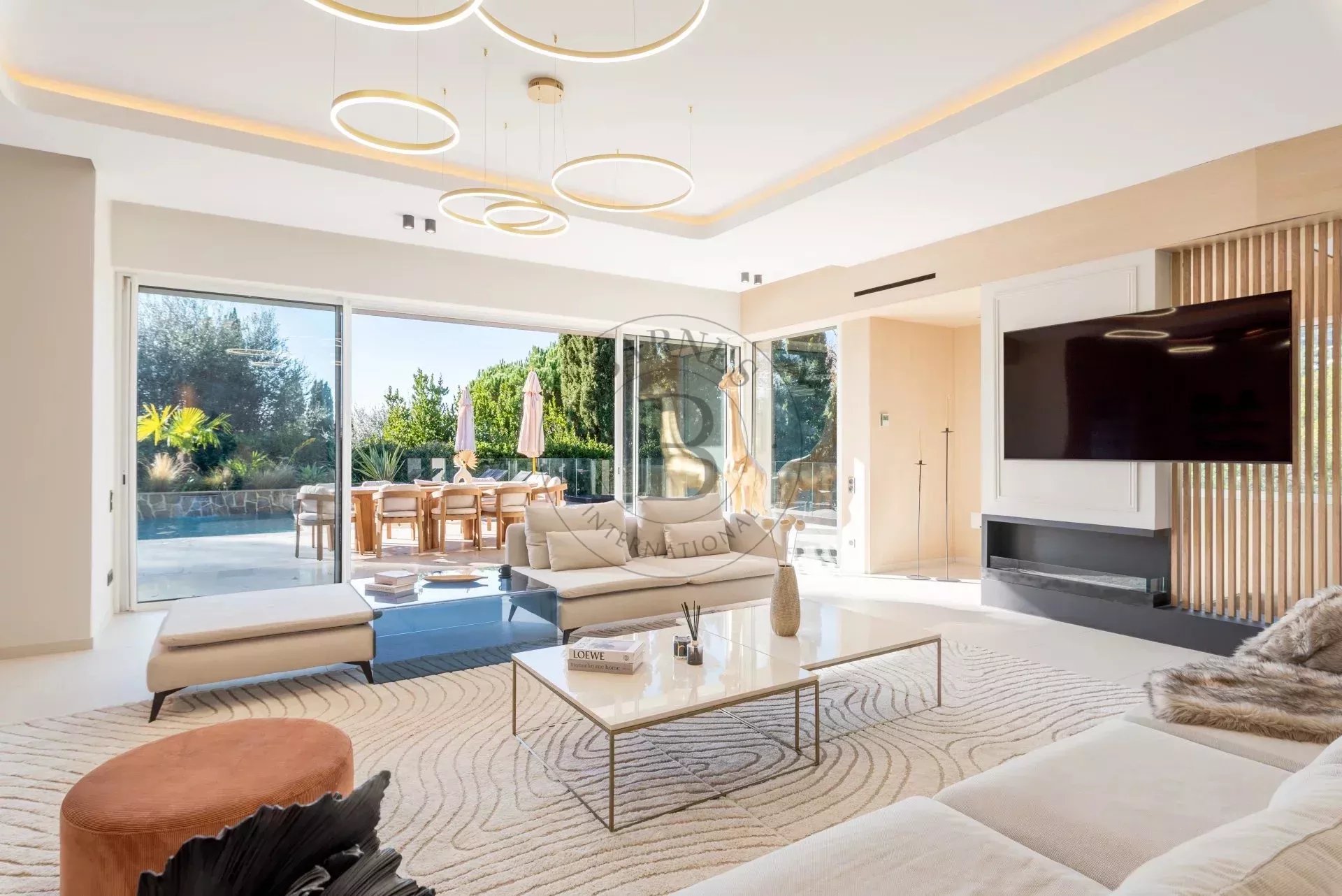 MOUGINS – VILLA RÉNOVÉE AU CALME AVEC VUE PANORAMIQUE – À PIED DES COMMERCES