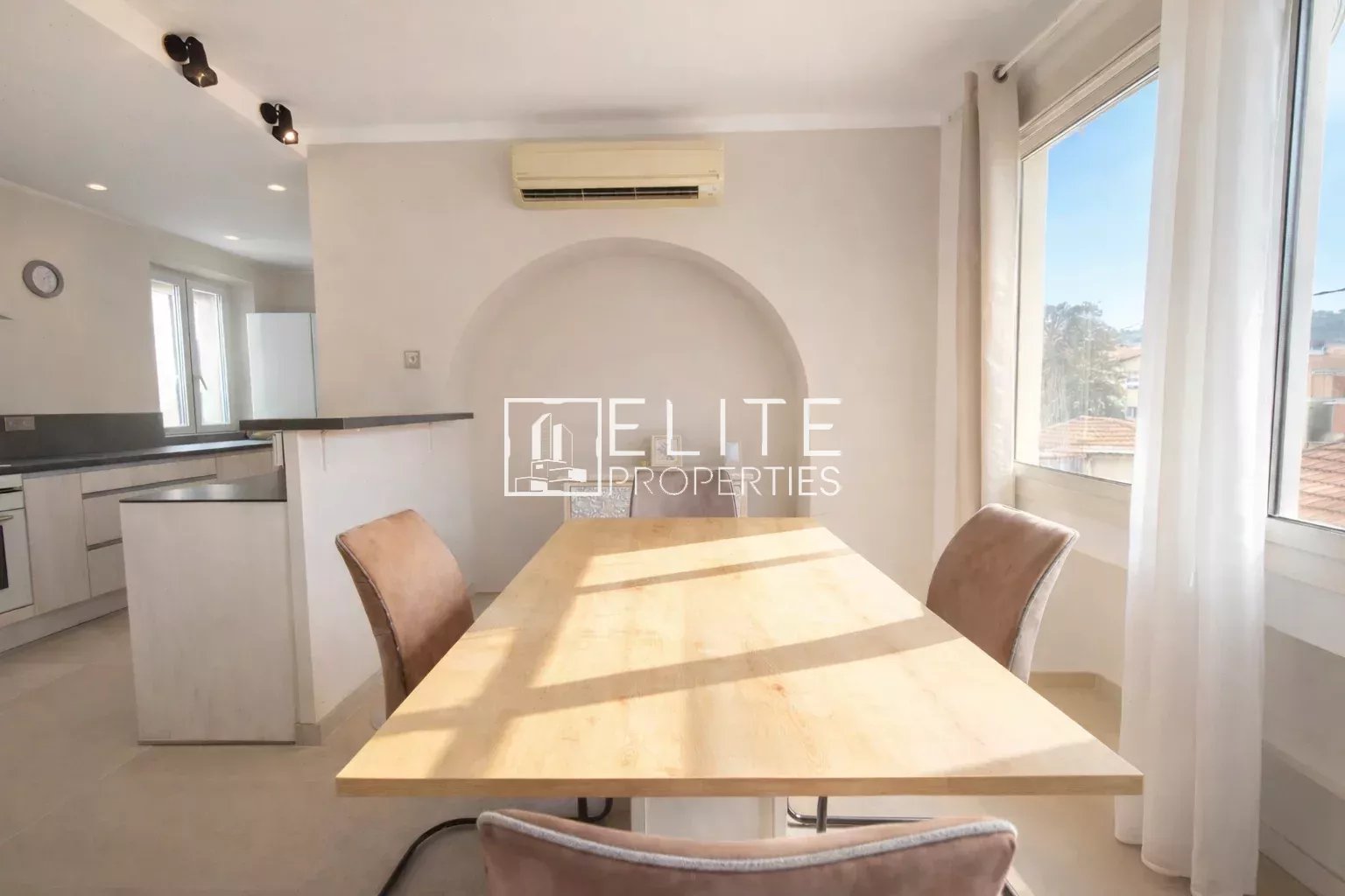 EXEPTIONNEL APPARTEMENT T5 en DUPLEX 109m² + TOIT TERRASSE de 75m² à VALLAURIS avec Garage.