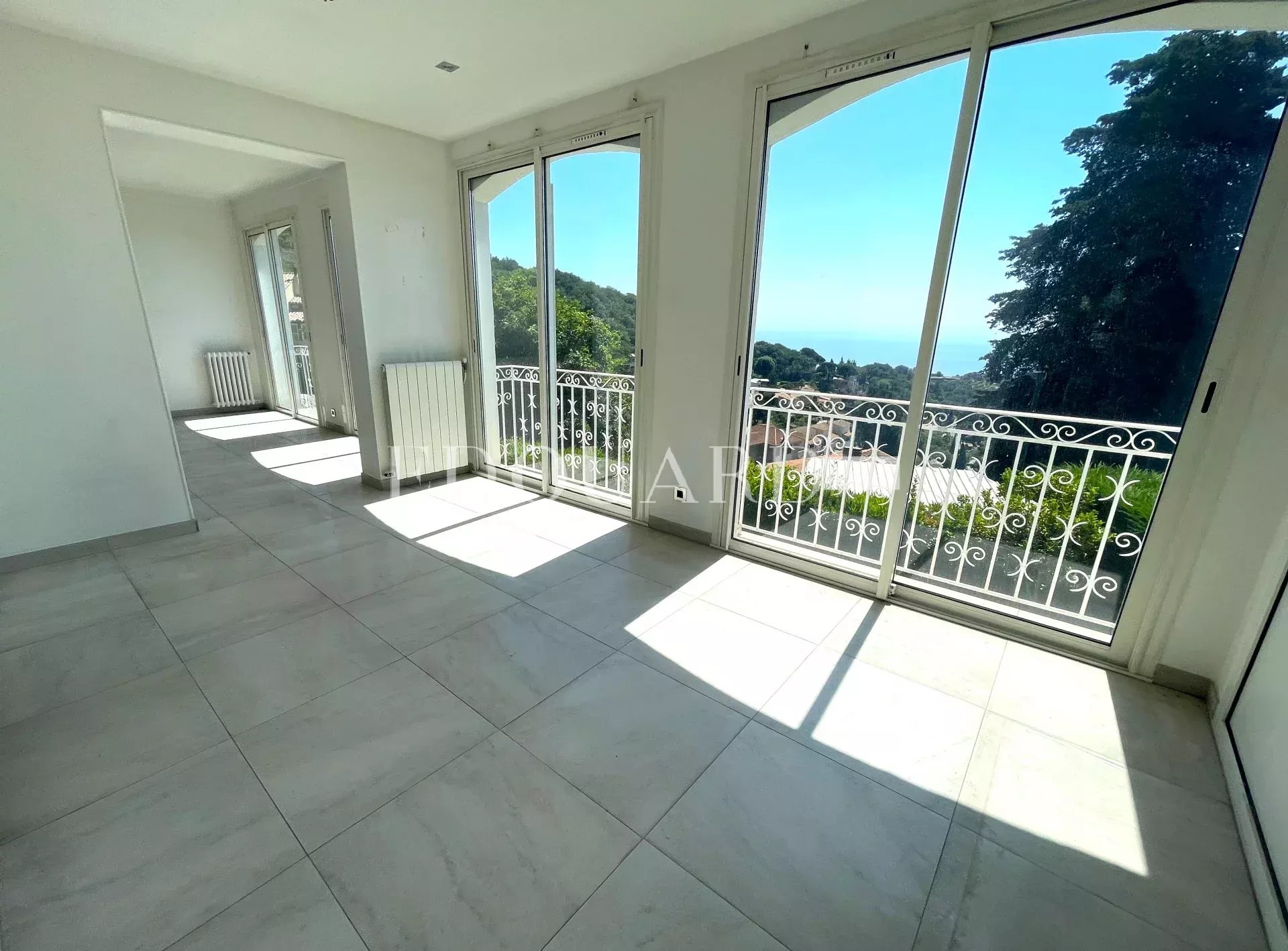 Villa à vendre avec belle vue panoramique sur la mer, grand jardin et deux parkings