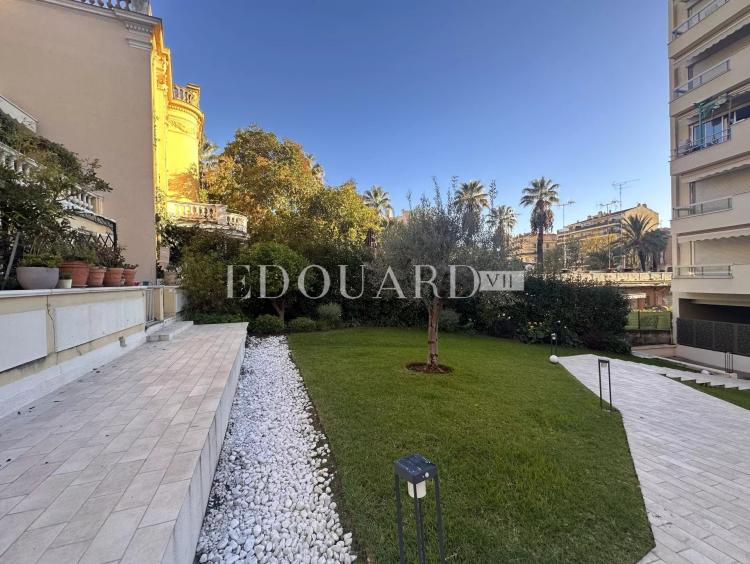 Dans le centre de Menton, à vendre spacieux studio en bon état avec grande terrasse exposée Ouest