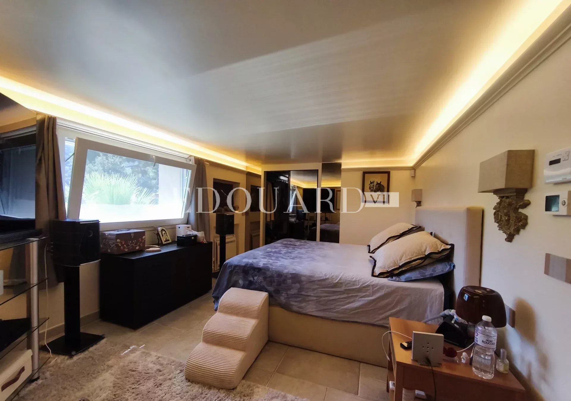 Splendide propriété de 300 m² en excellent état avec home cinéma, superbe piscine et pool house