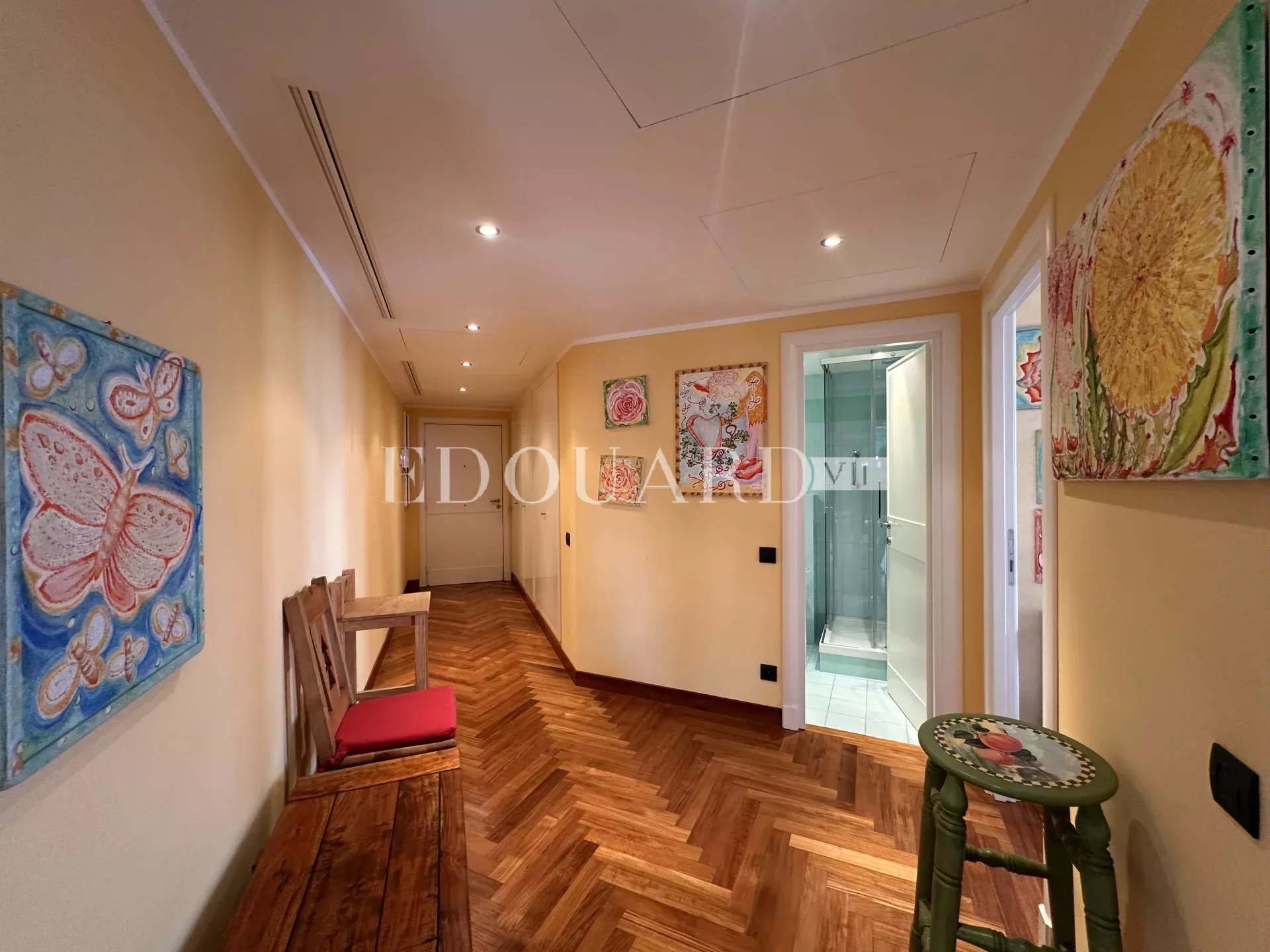 Dans résidence de luxe, deux pièces avec grande terrasse,  belle vue mer,  cave et parking en sous-sol