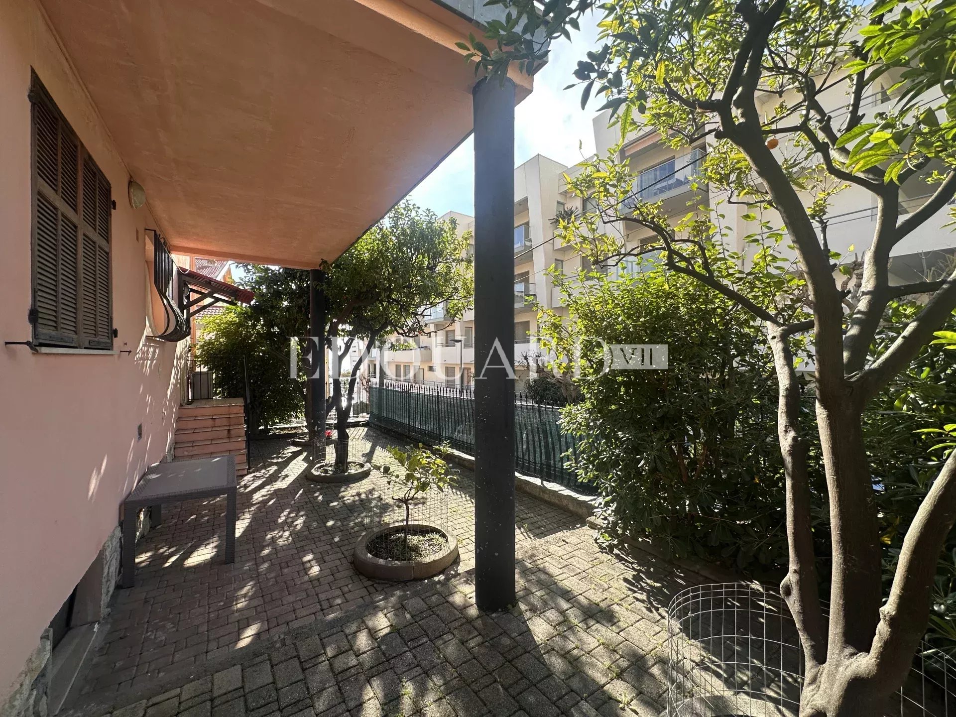 Trois pièces à vendre avec grande terrasse, au cœur du splendide quartier résidentiel de Garavan, exclusivité